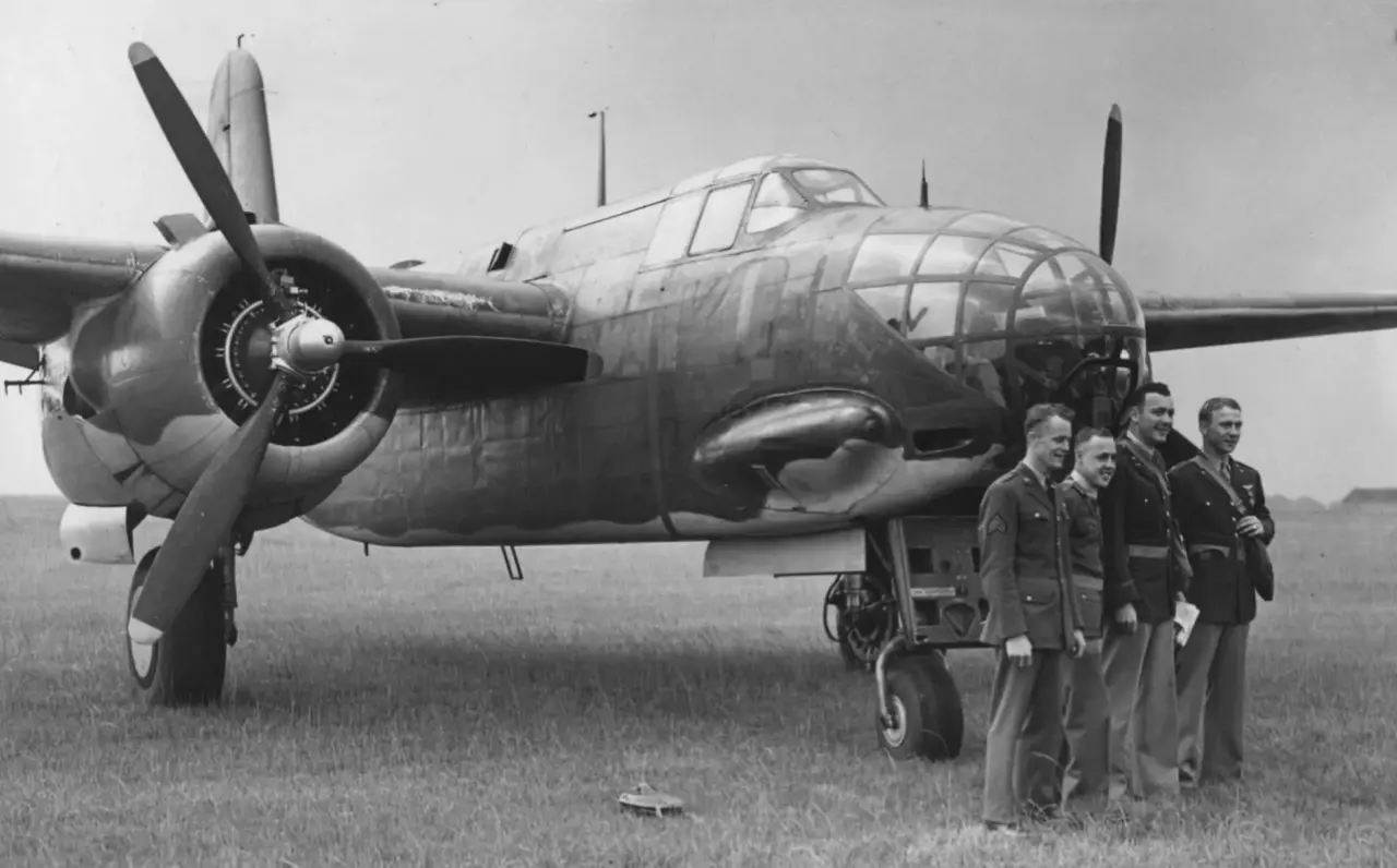 First-raid-crew-July-1942-scaled.webp 그럼 전문가들은 부딪힐 두 대가 누군지 알아냈답니까? [영국 공군의 폭격기 1,000대 쾰른 공습]