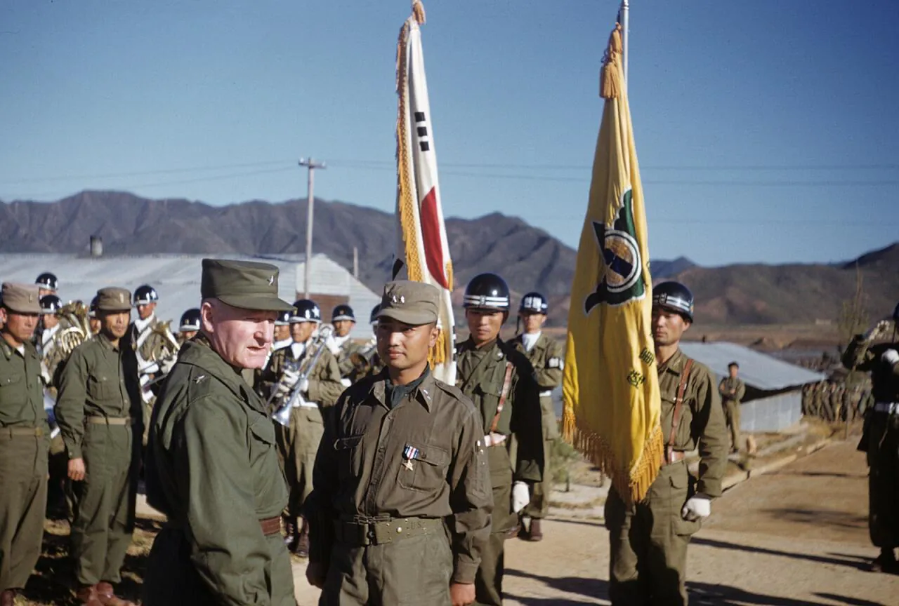 e_medal-ceremony-10-1952_15538294794_o.jpg 희귀사진(KOREA, 1952)