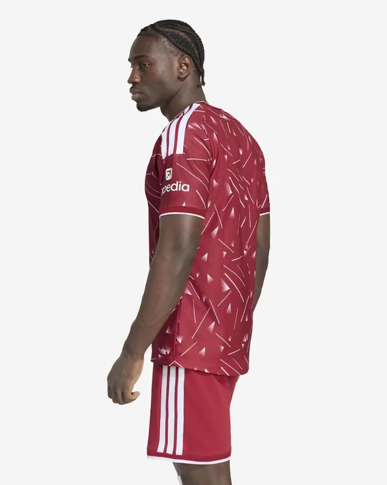 lfc 26:27.png 정보)?이번 시즌 유니폼 상하의 색이 다른이유