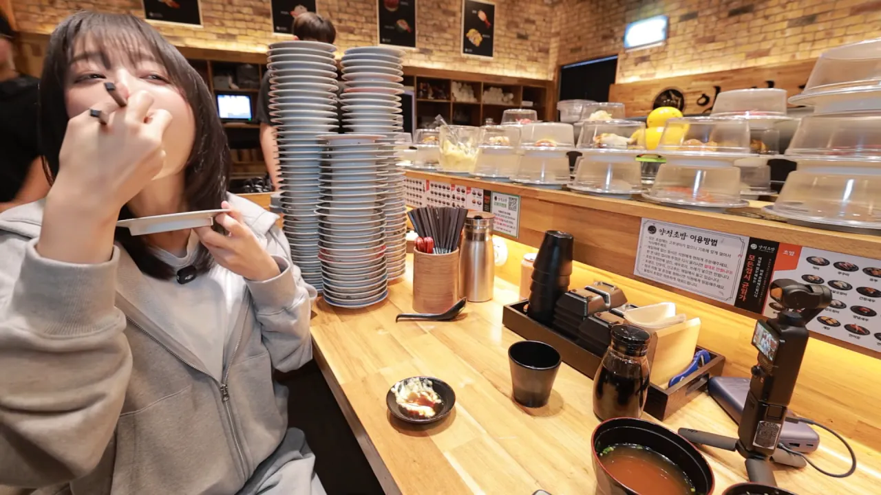 1900원 회전초밥 몇접시 먹었을까_🤔 메뉴만 100가지_! 엄청난 인기의 청주 3단 회전초밥 19-15 screenshot (1).png 청주에서 회전초밥 100접시 넘게 먹방한 쯔양 근황 ㄷㄷㄷ