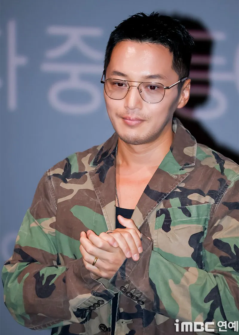 1000013234.jpg 오늘자 변요한 밀리터리 패션.jpg