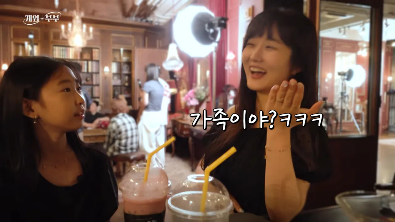 “정상적인 가족 아냐“ 도파민에 미친 부부 (김가연, 임요환, 홍진호, 페이커, 예비사위) 4-22 screenshot.png 임요환 가족과 가족사진 함께 찍게된 홍진호 ㅋㅋㅋㅋㅋㅋ