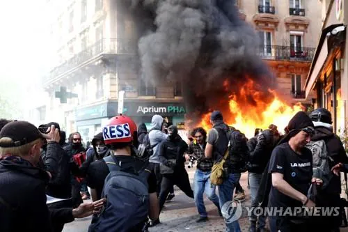 AKR20220502001400081_07_i_P4.png 포텐간 프랑스 시위때 돼지고기만 안털렸다는건 포도임