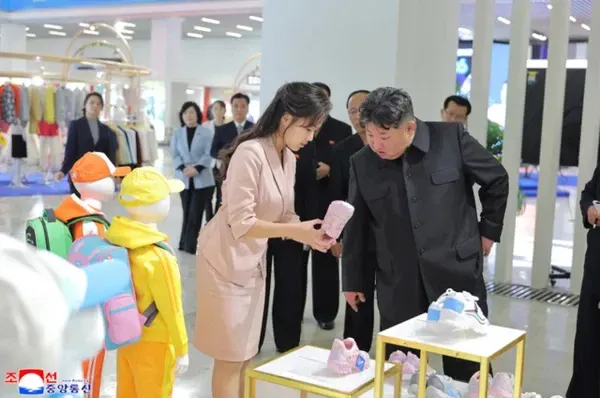 1a1584e9eef55315b.webp 죽었다던 김정은 근황사진