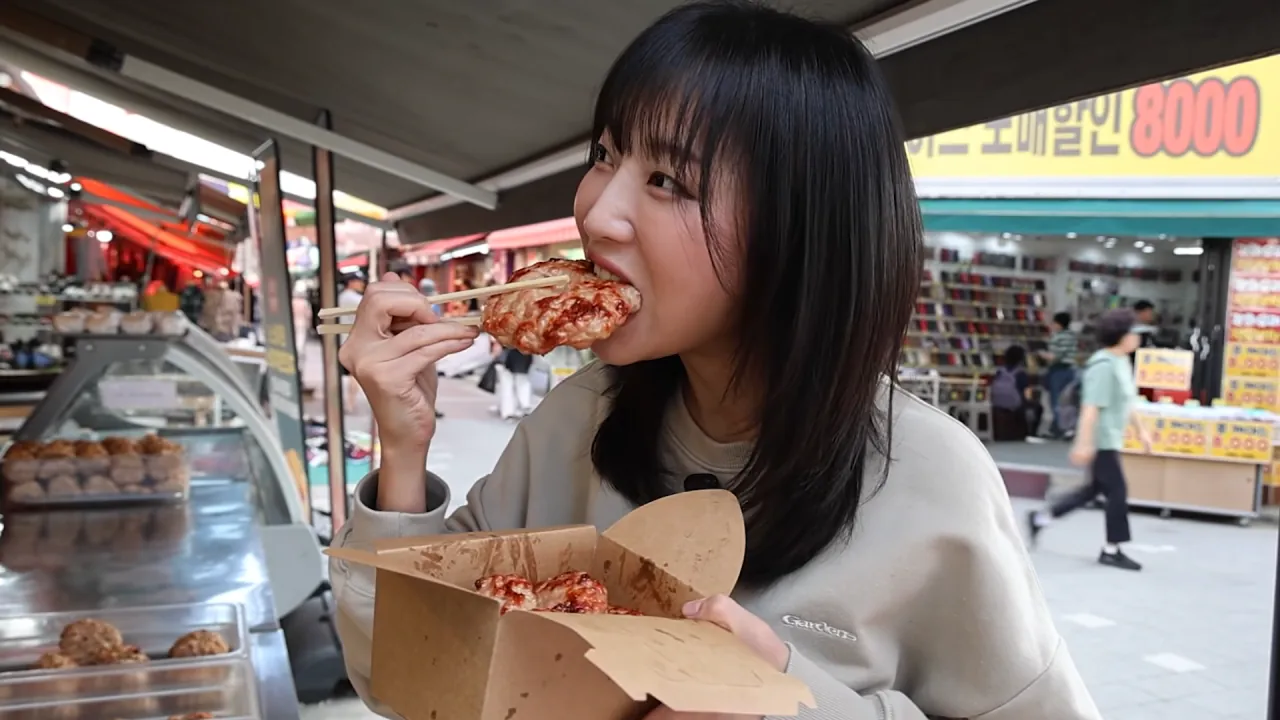시장에서 한끼에 10000kcal 가능할까.._🤔 육거리시장 떡볶이 칼국수 만두 닭강정 길거리음식 먹방 15-33 screenshot.png 시장에서 1만 칼로리 먹방한 쯔양 근황 ㄷㄷㄷ