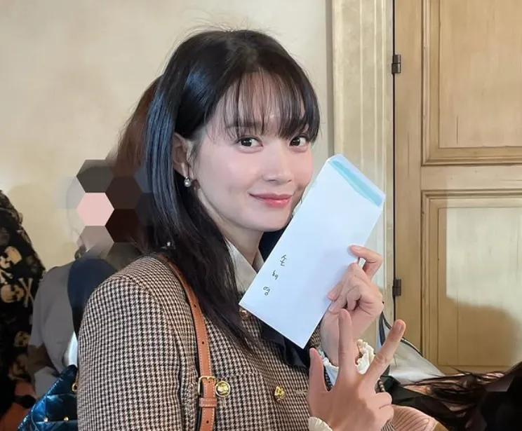 “신민아 통장서 15년 동안 37억원 빠져나갔다…잘못 입금된 줄”