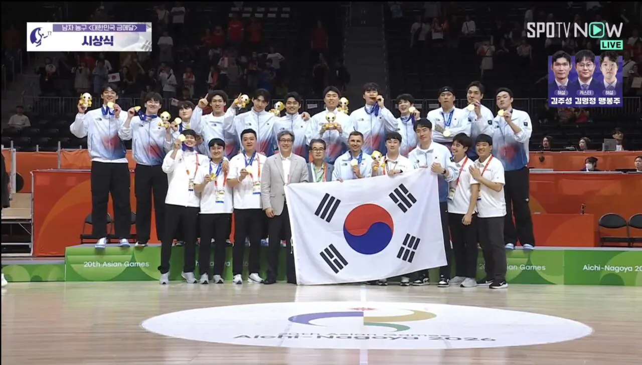 5.jpg 남자농구 시상식에서 가장 높이 올라간 태극기를 바라보는 자랑스런 선수들