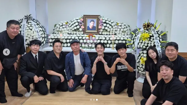 동료들 (1).png 푸른거탑 이용주를 떠나보내는 동료들