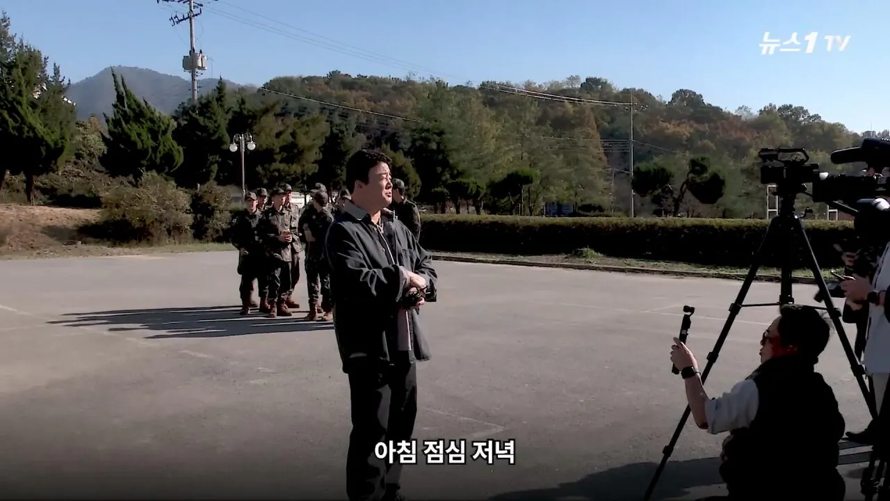 軍 생활 재미에 외박도 안 나갔쥬 ...34년 만에 자대 찾아간 백종원 썰.mp4_20261016_114225.300.jpg 장교 근무하며 간부식당에서 음식하다 참모장에게 정강이 걷어차인 썰 얘기하는 백종원