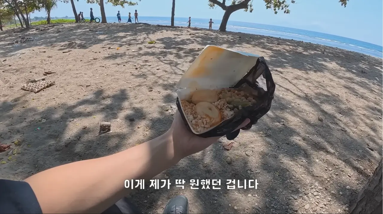 1000080152.webp 동티모르 길거리에서 밥 먹다가 애들한테 둘러싸인 남자 ㄷㄷㄷㄷ