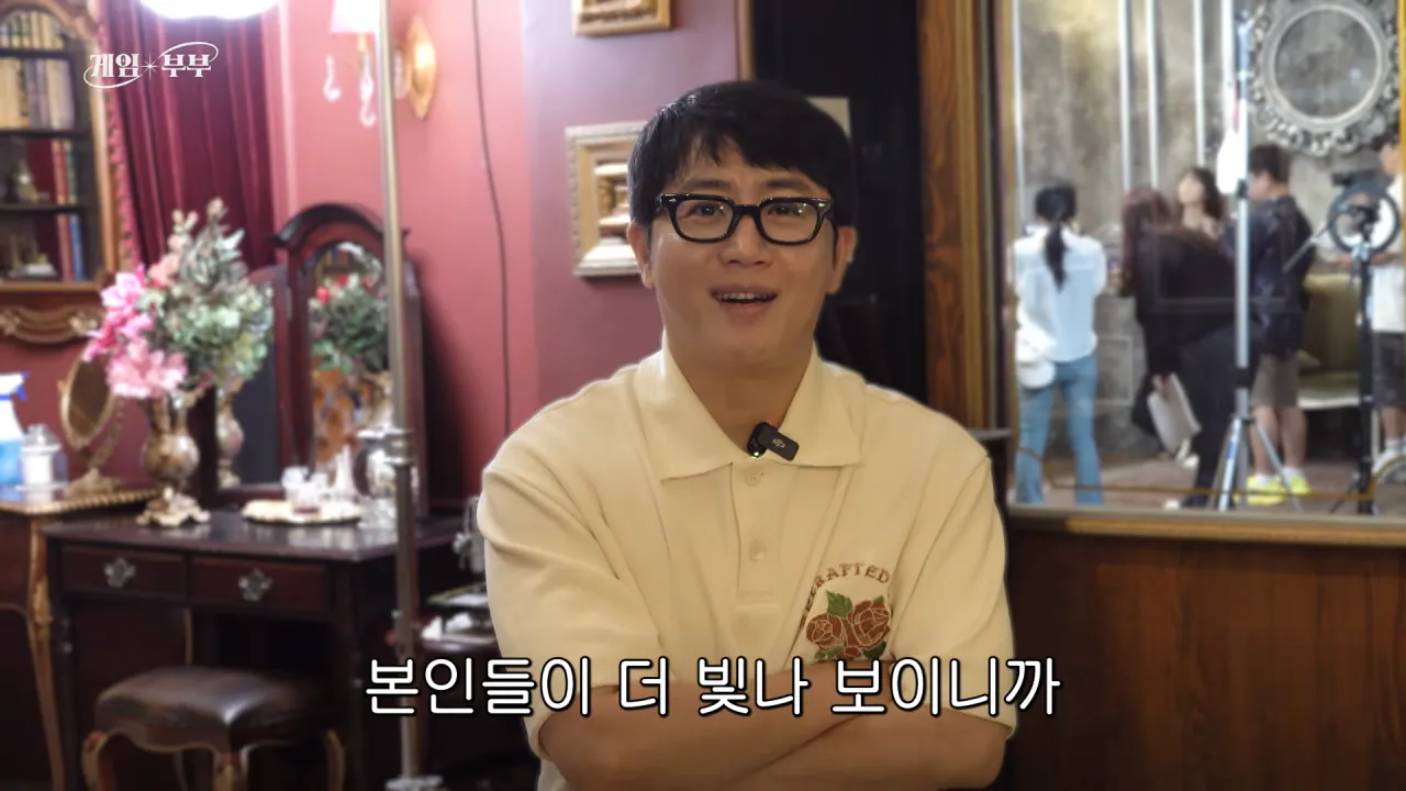 “정상적인 가족 아냐“ 도파민에 미친 부부 (김가연, 임요환, 홍진호, 페이커, 예비사위) 4-5 screenshot.png 임요환 가족과 가족사진 함께 찍게된 홍진호 ㅋㅋㅋㅋㅋㅋ