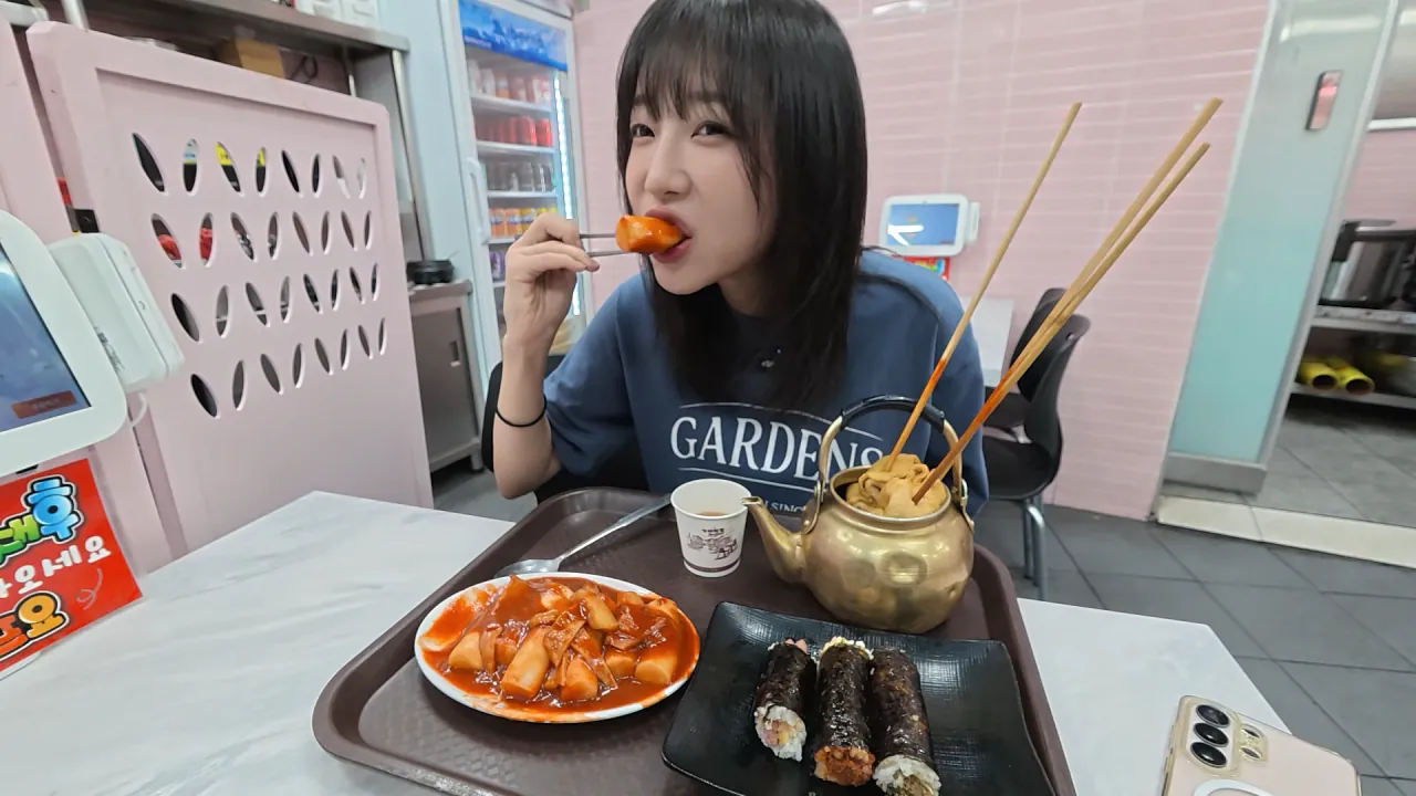 여기 먹을거 천국이에요..🥹 초대형 의정부 제일시장 털기🔥 김밥 떡볶이 비빔밥 통닭 냉면 3-24 screenshot.png 시장에서 간단하게 점심 먹방한 쯔양 근황 ㄷㄷㄷ