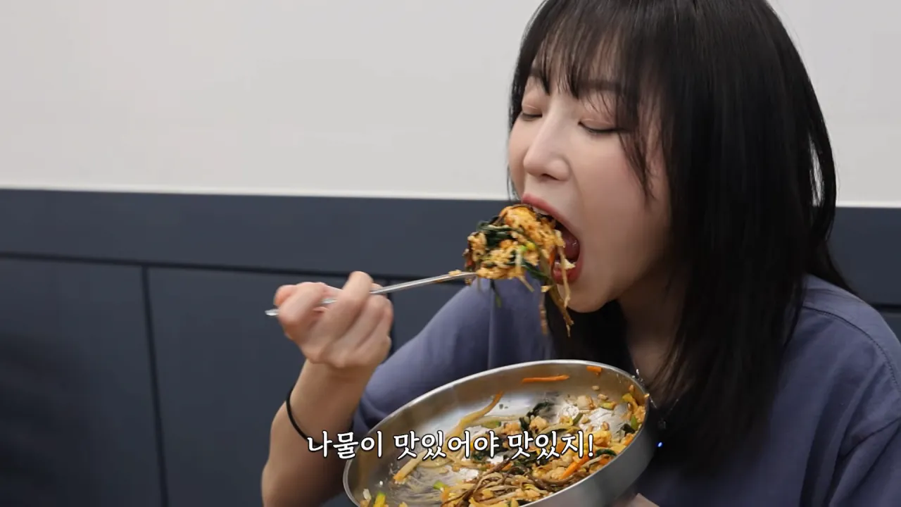 여기 먹을거 천국이에요..🥹 초대형 의정부 제일시장 털기🔥 김밥 떡볶이 비빔밥 통닭 냉면 19-52 screenshot.png 시장에서 간단하게 점심 먹방한 쯔양 근황 ㄷㄷㄷ