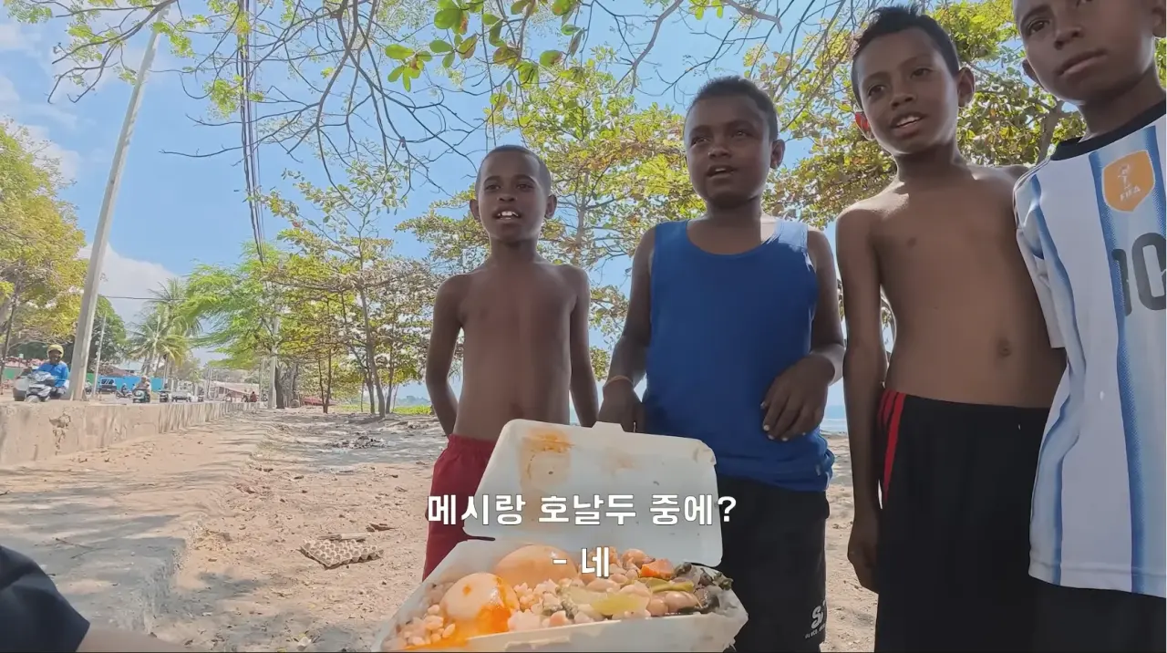 1000080171.webp 동티모르 길거리에서 밥 먹다가 애들한테 둘러싸인 남자 ㄷㄷㄷㄷ