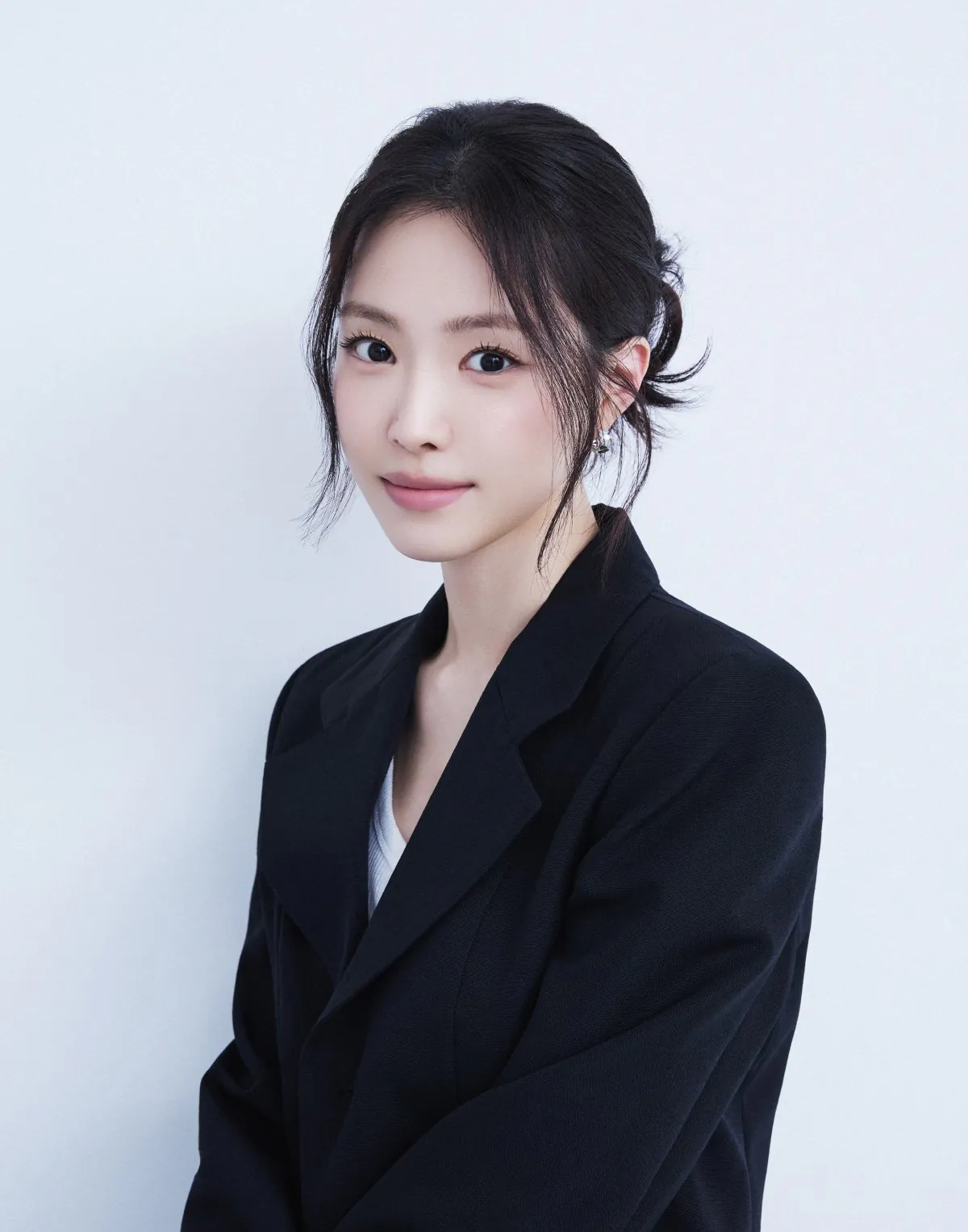 IMG_7385.jpeg 손나은, 오늘(17일) 모친상..동생 손새은과 슬픔 속 빈소 지켜 [공식]