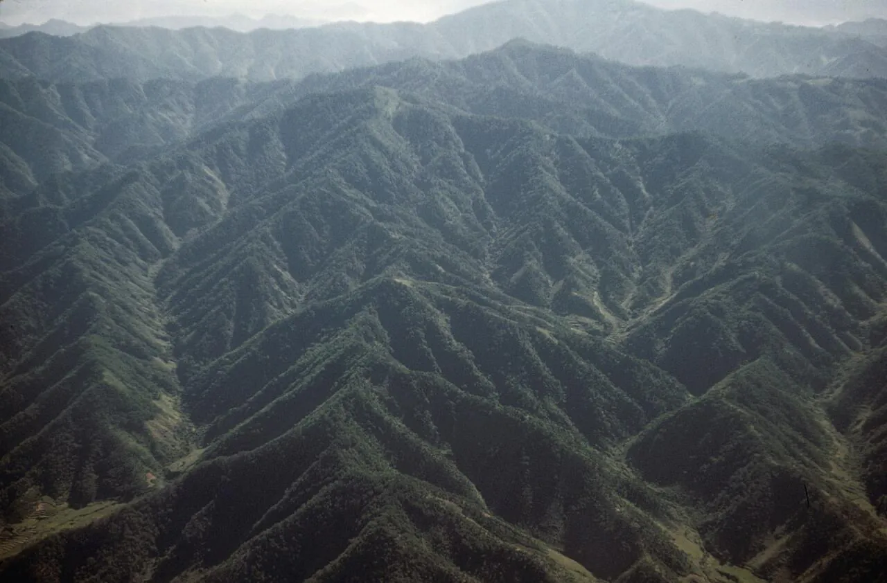 e_korean-mountains-from-the-air-1952_16242270906_o.jpg 희귀사진(KOREA, 1952)