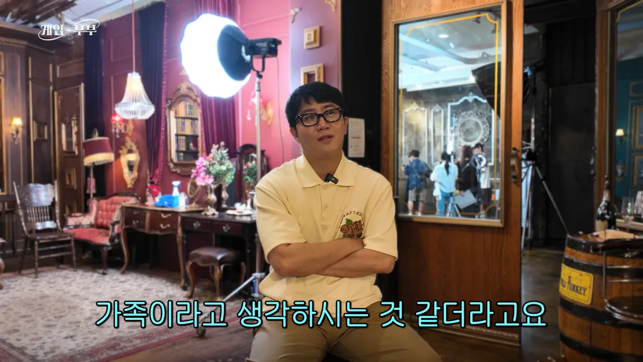 “정상적인 가족 아냐“ 도파민에 미친 부부 (김가연, 임요환, 홍진호, 페이커, 예비사위) 3-51 screenshot.png 임요환 가족과 가족사진 함께 찍게된 홍진호 ㅋㅋㅋㅋㅋㅋ