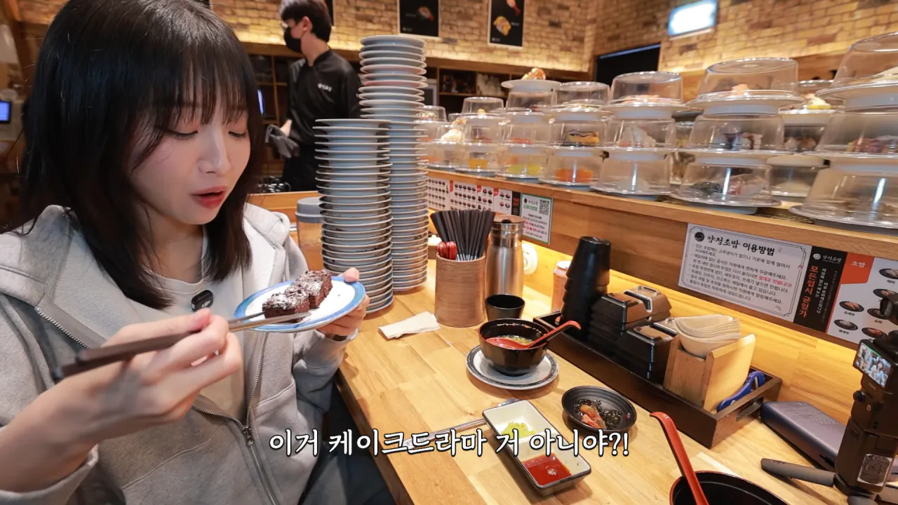 1900원 회전초밥 몇접시 먹었을까_🤔 메뉴만 100가지_! 엄청난 인기의 청주 3단 회전초밥 13-33 screenshot (1).png 청주에서 회전초밥 100접시 넘게 먹방한 쯔양 근황 ㄷㄷㄷ