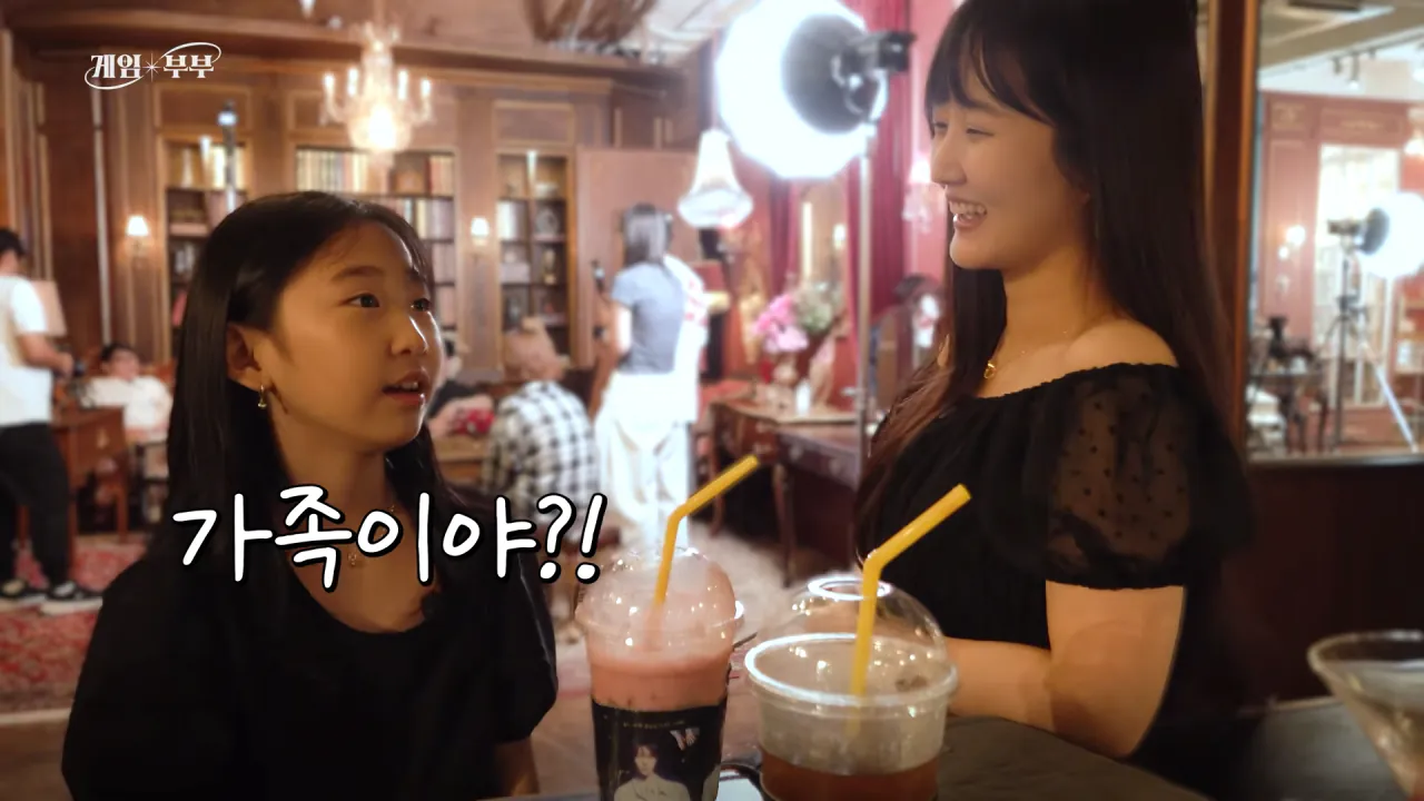 “정상적인 가족 아냐“ 도파민에 미친 부부 (김가연, 임요환, 홍진호, 페이커, 예비사위) 4-23 screenshot.png 임요환 가족과 가족사진 함께 찍게된 홍진호 ㅋㅋㅋㅋㅋㅋ