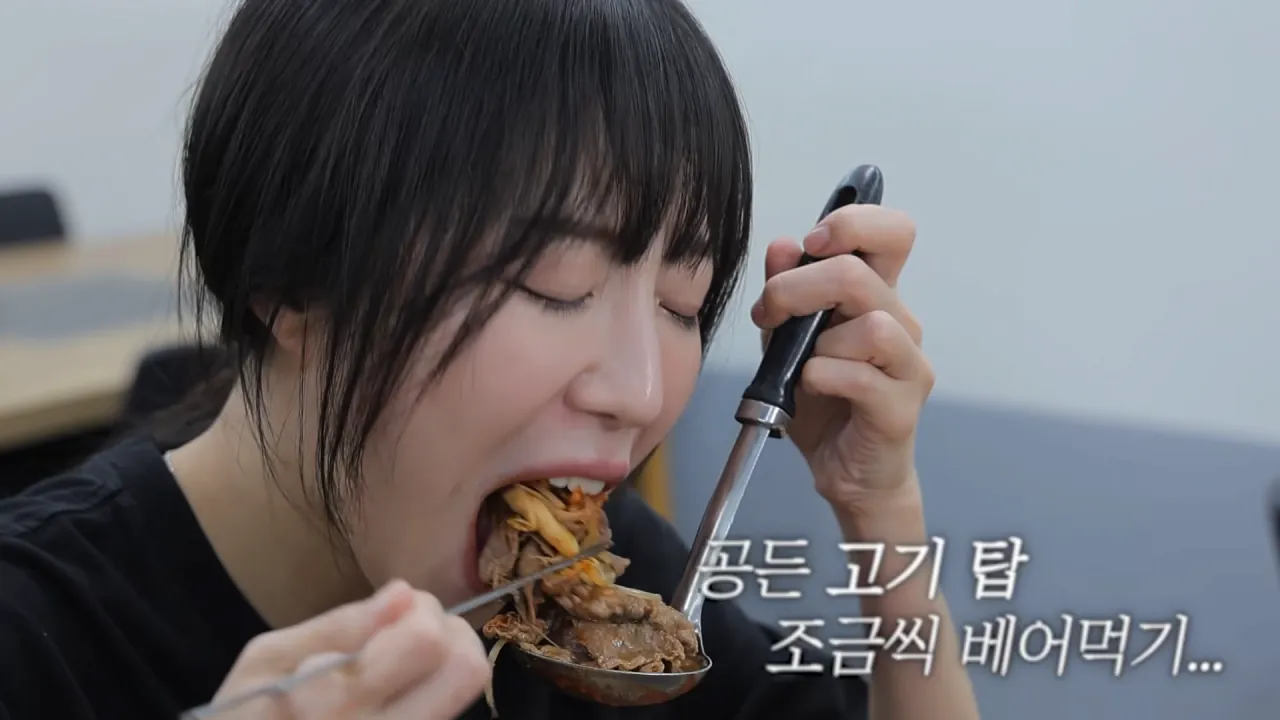 육수추가만 15번 하는 배달 단골집 찾아갔더니 사장님이..😂 등촌 샤브칼국수 먹방 5-11 screenshot.png 쯔양 "오늘은 입맛이 없어서 이 정도만 먹겠습니다"