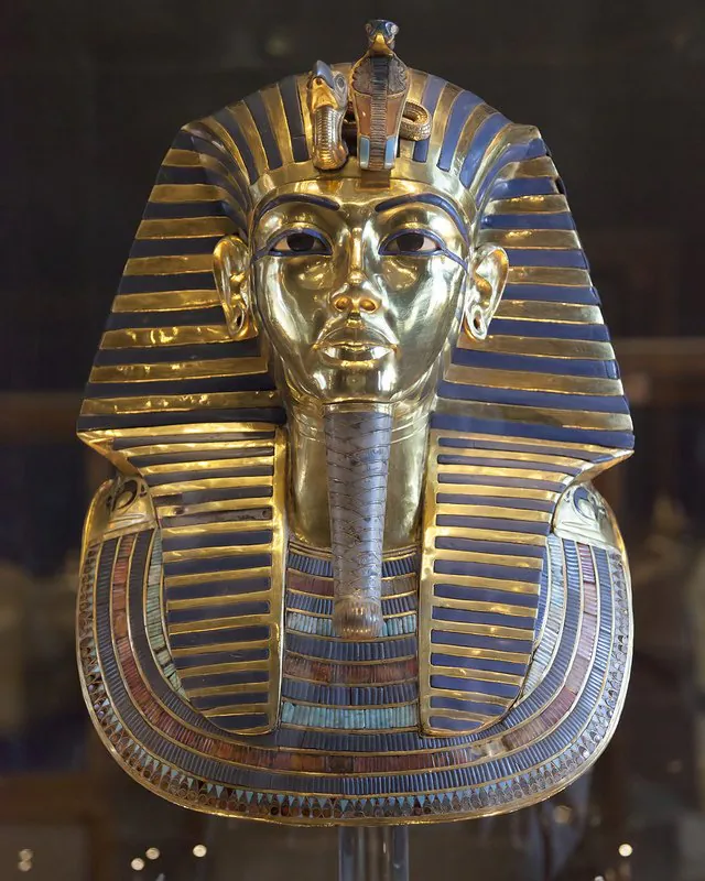 CairoEgMuseumTaaMaskMostlyPhotographed.jpg ๋๋ผ์ด ๊ณ ๋์ ์กฐํ ์ ๋ฌผ๋ค