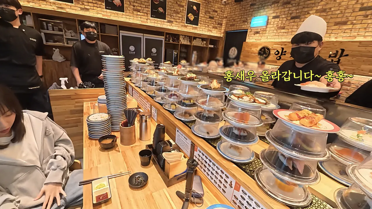 1900원 회전초밥 몇접시 먹었을까_🤔 메뉴만 100가지_! 엄청난 인기의 청주 3단 회전초밥 10-41 screenshot (1).png 청주에서 회전초밥 100접시 넘게 먹방한 쯔양 근황 ㄷㄷㄷ