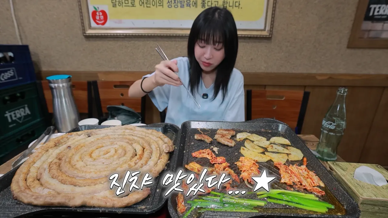 저랑 똑같이 먹는다는 옆손님.._!😨 곱창 총 17미터 대결했습니다🔥 충주 소곱창 먹방 12-28 screenshot.png 곱창 10인분 먹방하다가 먹방 후배(?) 만난 쯔양 근황 ㄷㄷㄷ