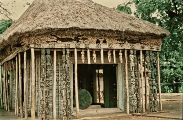 early-photos-of-foumban-cameroon-colorized-v0-fzf8n0gna32h1(1).jpg 스압) 19-20세기 서아프리카 건축물