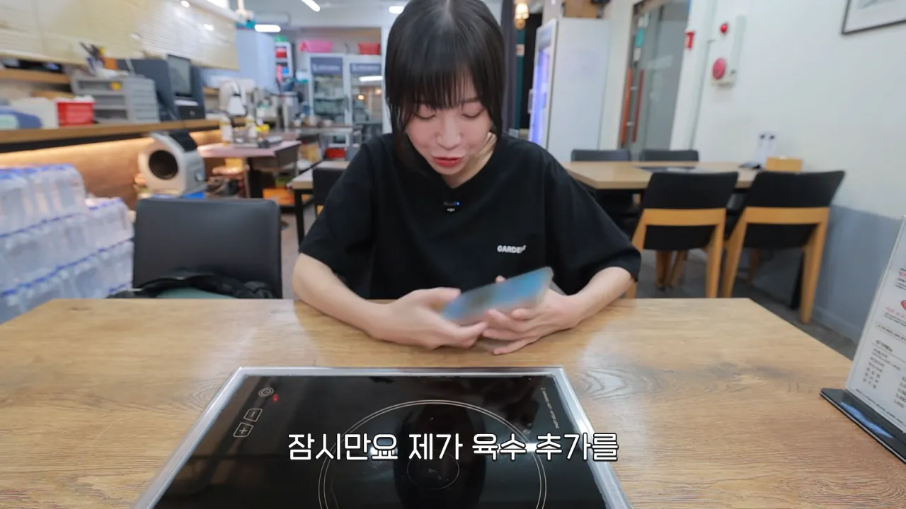 육수추가만 15번 하는 배달 단골집 찾아갔더니 사장님이..😂 등촌 샤브칼국수 먹방 2-25 screenshot.png 자주 시켜먹는 배달 단골집에 처음으로 직접 찾아간 쯔양 ㅋㅋㅋ