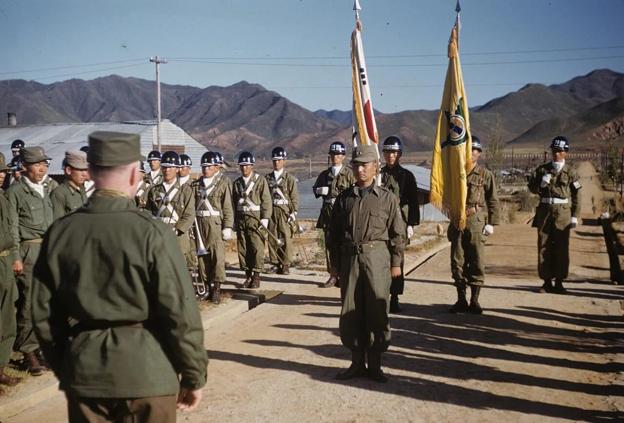 e_medal-ceremony-8--1952_15973327220_o.jpg 희귀사진(KOREA, 1952)