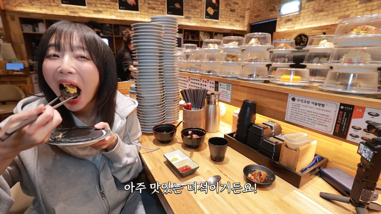 1900원 회전초밥 몇접시 먹었을까_🤔 메뉴만 100가지_! 엄청난 인기의 청주 3단 회전초밥 15-0 screenshot (1).png 청주에서 회전초밥 100접시 넘게 먹방한 쯔양 근황 ㄷㄷㄷ