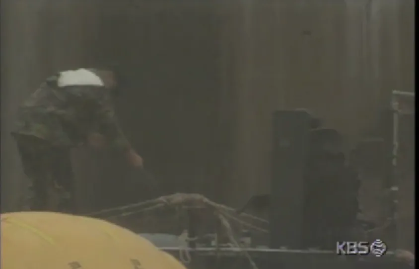 방패.png 꽁치잡이 그물에 북한 잠수함이 잡혔던 사건